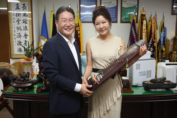 ▲ 박세복 영동군수와 유지나 씨가 기념촬영에 응하고 있다.ⓒ영동군