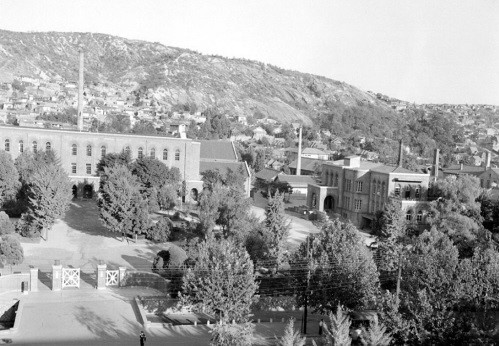 ▲ 4.19직후 60년대 초반 서울대 동숭동 캠퍼스 모습. 1975년 본관은 헐렸고 오른쪽 작은 건물 대학본부만 지금 남아있다. 뒷편 낙산 아래 이화장 조각당이 있다.(자료사진)