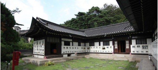 ▲ 사적 497호 이화장 본채, 바깥 벽에 이승만의 행적 사진들이 전시되어있다. 건국68년에도 건국대통령의 공식 기념관이 없는 대한민국, 이승만의 양자부부가 살고있는 주택이 기념관 구실을 하고있는 셈이다.(자료사진)