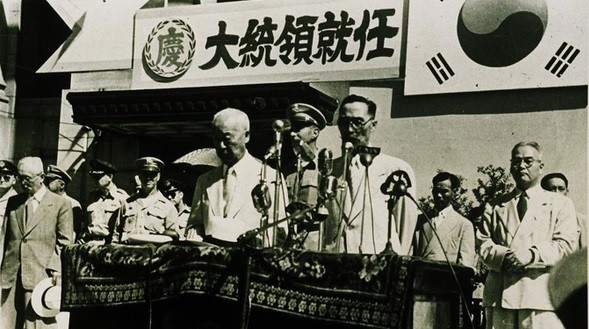 1948년 7월24일 중앙청 광장에서 거행된 이승만 초대대통령 취임식. 중앙에 이승만, 오른쪽 끝에 신익희 국회의장.(자료사진)