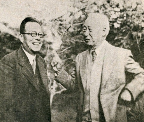 ▲ 이승만보다 열여설살 아래인 김성수(왼쪽)는 유학기간등 이승만과 친숙하였고 해방후 건국운동을 적극 지원하였다. 사진은 해방후 다정하게 담소하는 모습.(자료사진)