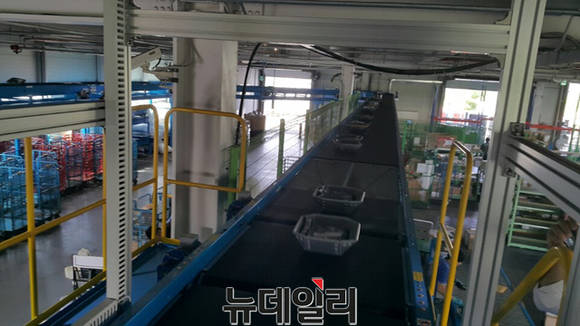 ▲ 컨베이어 벨트를 타고 이동 중인 화물의 모습.ⓒ뉴데일리