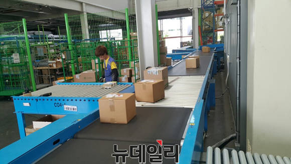 ▲ 컨베이어 벨트를 타고 이동 중인 화물의 모습.ⓒ뉴데일리