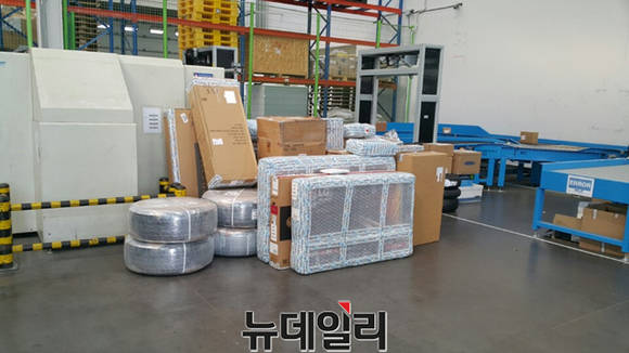 ▲ 수동 X-레이 검사를 위해 대기하고 있는 스마트 TV와 타이어의 모습.ⓒ뉴데일리