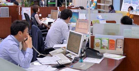 ▲ 대림산업의 회사채 흥행 여부가 얼어붙은 건설 회사채 시장에 온기를 불어넣을 지 업계 이목이 쏠리고 있다. 서울시내 한 시중은행의 대출 상담 창구. ⓒ뉴데일리경제 DB