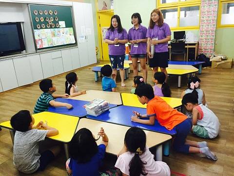 ▲ 서울 강북구 수송초등학교에서 성신여자대학교 체인지 사회봉사단이 교육 봉사활동을 진행하는 모습. ⓒ성신여대