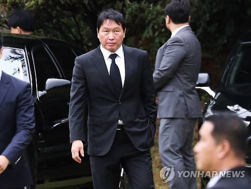 ▲ 최태원 SK 회장이 26일 오전 경기도 화성시 봉담읍 선영에서 열린 고(故) 최종현 선대회장 18주기 추모식에 참석한 후 나오고 있다.ⓒ연합뉴스