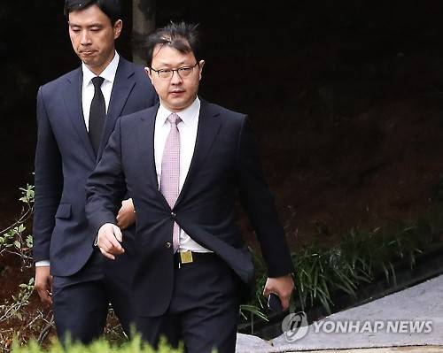 ▲ 최재원 SK 수석부회장이 26일 오전 경기도 화성시 봉담읍 선영에서 열린 고(故) 최종현 선대회장 18주기 추모식에 참석한 후 나오고 있다.ⓒ연합뉴스