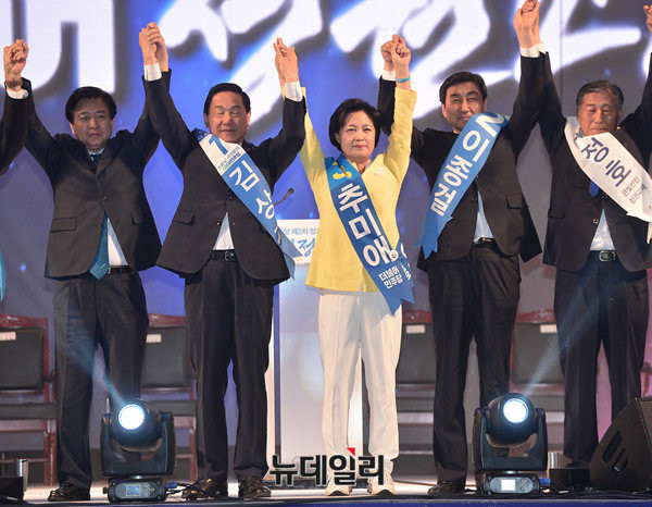 ▲ 27일 오후 서울 송파구 방이동 올림픽공원 체조경기장에서 열린 더불어민주당 제2차 정기 전국대의원대회에서 추미애 당대표 후보가 하트를 그리고 있다.ⓒ뉴데일리 정상윤 기자