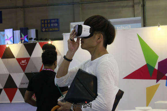 ▲ ⓒGIGA VR 체험중인 모습