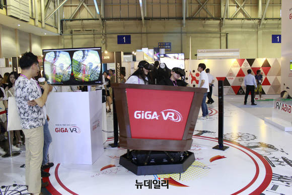 ▲ ⓒGIGA VR어트랙션체험존에서롤러코스터타는 모습