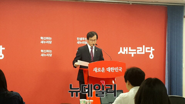 ▲ 국회국방위원장을 맡고 있는 새누리당 김영우 의원이 28일 사드배치와 북한의 SLBM에 대한 기자회견을 열었다. 평소 신중한 태도를 보이던 김 의원의 기자회견은 더불어민주당 추미애 의원이 당선됨에 따라 여아가 안보를 놓고 대치상태가 될 것을 우려한 것으로 해석된다. ⓒ뉴데일리 DB