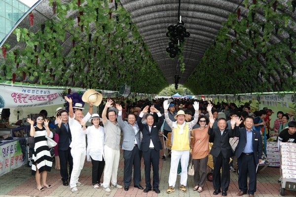 ▲ 박세복 영동군수 등이 판매장 입구 터널에서 군 주요 인사들과 함께 환호성을 지르고 있다.ⓒ영동군