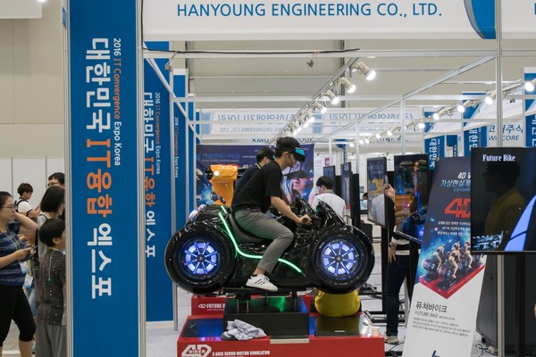 ▲ 대한민국 IT융합엑스포에서는 ICT를 접목한 지능형자동차 연구기관 및 업체들의 신기술이 관람객의 눈길을 끌었다.ⓒ대구시 제공