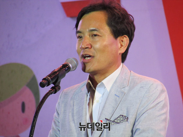 ▲ 새누리당 김진태 의원이 지난 28일 민주평화통일자문회의가 주최하는 '평화의 소리가 울리는 통일 음악회'에 참석해 춘천지역 발전을 축하하고 미래에 대한 비전을 제시했다. ⓒ뉴데일리 정도원 기자