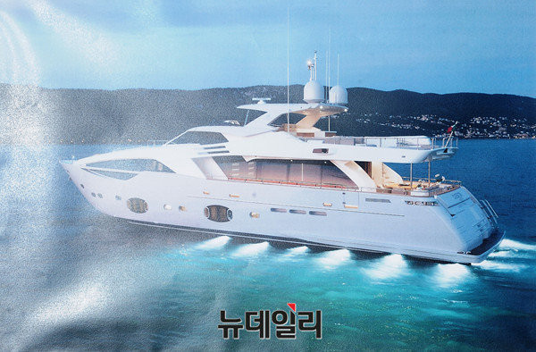 ▲ 새누리당 김진태 의원이 29일 국회에서 기자회견을 열고, 대우조선해양 경영 비리에 연루돼 구속된 박수환 뉴스컴 대표와 유럽에 동행한 송희영 조선일보 주필의 호화 요트 접대 의혹을 제기하고 있다. ⓒ뉴데일리 정상윤·공준표 기자