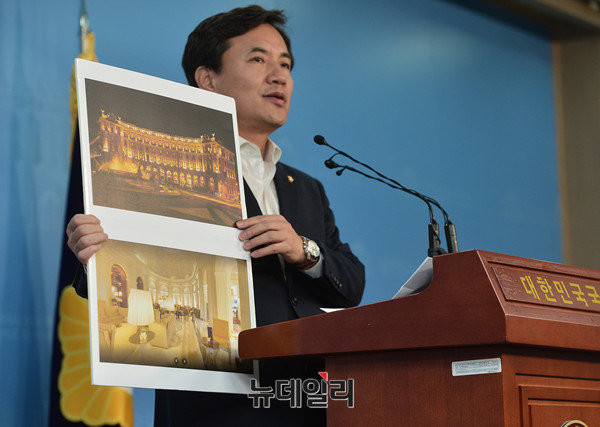 ▲ 새누리당 김진태 의원이 29일 국회에서 기자회견을 열고, 대우조선해양 경영 비리에 연루돼 구속된 박수환 뉴스컴 대표와 유럽에 동행한 송희영 조선일보 주필이 이탈리아 로마에서 투숙한 5성급 특1급 호텔의 전경 사진을 공개하고 있다. ⓒ뉴데일리 정상윤·공준표 기자