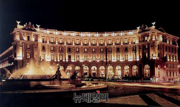 ▲ 새누리당 김진태 의원이 29일 국회에서 기자회견을 열고, 대우조선해양 경영 비리에 연루돼 구속된 박수환 뉴스컴 대표와 유럽에 동행한 송희영 조선일보 주필이 이탈리아 로마에서 투숙한 5성급 특1급 호텔의 전경 사진을 공개하고 있다. ⓒ뉴데일리 정상윤·공준표 기자