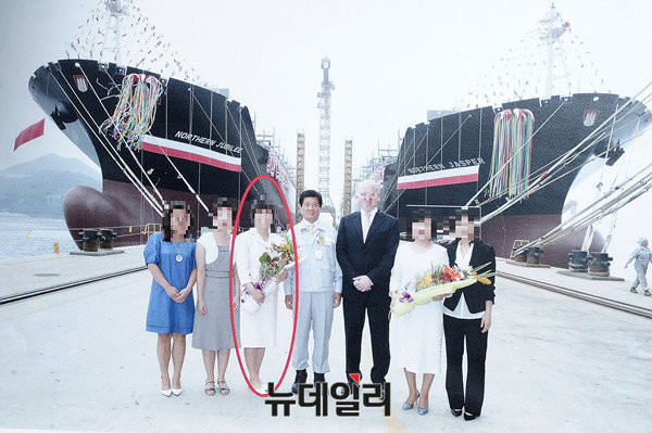 ▲ 2009년 거제 옥포 조선소에서 거행된 쌍둥이 배 명명식에 조선일보 송희영 주필(당시 논설실장)의 배우자가 참석한 모습 ⓒ 뉴데일리 정상윤 사진기자