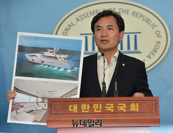 ▲ 새누리당 김진태 의원이 29일 오전 정론관에서 조선일보 송희영 주필과 박수환 뉴스컴 대표와 유착관계에 대한 2번째 기자회견을 열었다. ⓒ뉴데일리 정상윤 기자