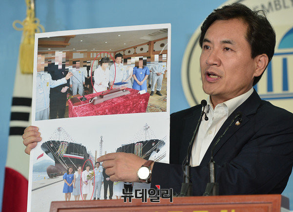 ▲ 김진태 새누리당 의원이 29일 국회 정론관에서 기자회견을 통해 '박수환 게이트'에 연루된 조선일보 송희영 주필 사건 전모를 밝히고 있다. 김 의원은 "송희영 당시 조선일보 논설실장의 배우자가 대우조선해양 대형 컨테이너선 명명식에 참석해 쌍둥이배 밧줄도 잘랐다"고 말했다. 김 의원에 따르면 사진 속 빨간 테두리 안의 인물이 송희영 주필의 배우자다.ⓒ정상윤 기자