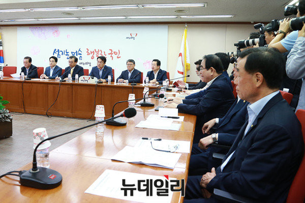 ▲ 새누리당이 정기 국회 전인 오는 30일부터 31일까지 양일 간의 연찬회를 통해 야당과 치열하게 싸우게 될 주제에 대해 집중 논의한다. 사진은 새누리당 최고·중진 연석 회의 당시 사진. ⓒ뉴데일리 이종현 기자