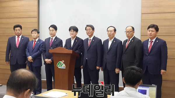 ▲ 새누리당 소속 충북도의회 의원 8명이 29일 충북도의 MRO사업부진에 대해 책임을 촉구하는 기자회견을 열고 있다.ⓒ김종혁 기자