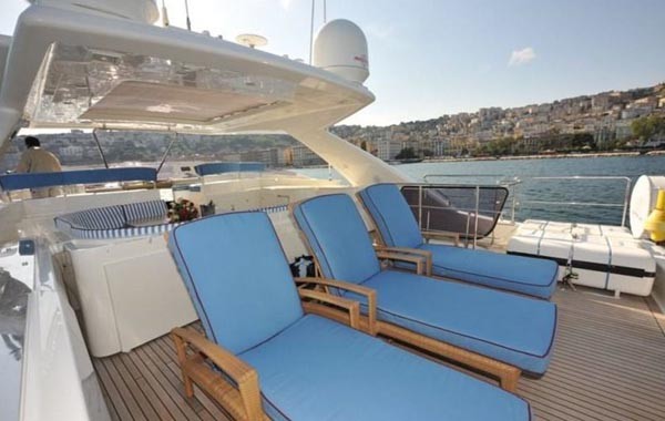 ▲ 박수환·송희영 일행이 빌렸다는 요트 '페레티 97' 상갑판의 일광욕 침대들. ⓒ요트 임대업체 해피차터닷컴 홍보사진.