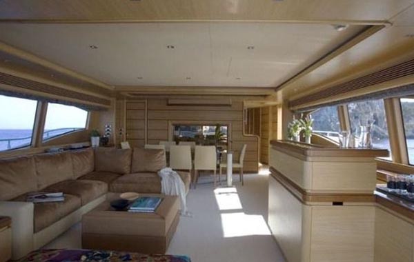 ▲ 박수환·송희영 일행이 빌렸다는 요트 '페레티 97'의 식당 겸 거실. ⓒ요트 임대업체 해피차터닷컴 홍보사진.
