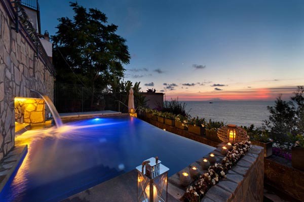 ▲ 이탈리아 소렌토에는 해안절벽 위로 이런 빌라들이 줄지어 서 있다. 그 가운데 일부는 관광객을 위한 고급 임대주택으로 사용된다. 사진은 소렌토의 한 임대빌라 모습. ⓒ마이렌탈홈스 닷컴 홍보용 사진 캡쳐