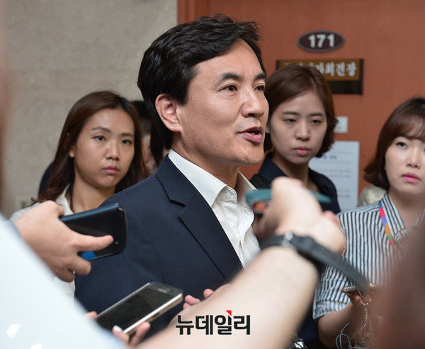 ▲ 새누리당 김진태 의원이 29일 국회 정론관에서 송희영 주필과 관련한 의혹을 추가 폭로하고 있다.ⓒ정상윤 기자