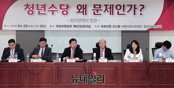 ▲ 왼쪽부터황성욱 자유와통일을향한변호사연대 변호사,  김충환 보건복지부 과장, 오정근 건국대 특임교수,  김원식 건국대 교수, 박주희 바른사회시민회의 실장, 백경훈 청년이여는미래 대표 ⓒ