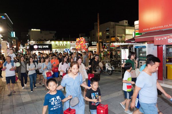 ▲ ‘2016 청주야행, 밤드리 노니다가’에 참여한 시민들이 용두사지 철당간을 둘러보고 있다.ⓒ청주시