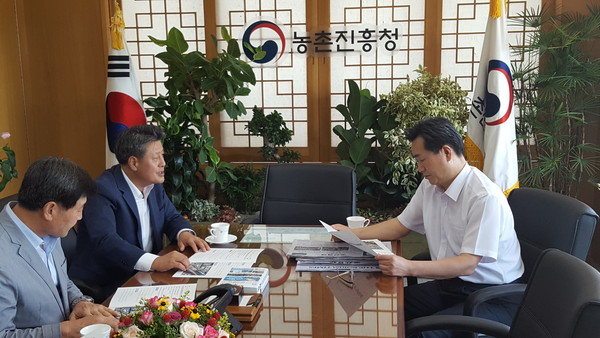 ▲ 박노욱 봉화군수(왼쪽 두번째)가 정황근 농진청장(오른쪽)을 만나 내년 국비확보를 요청했다.ⓒ봉화군 제공