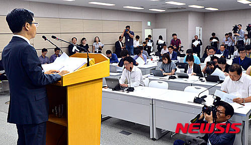 ▲ 지난해 8월 세종시 정부세종청사 교육부 브리핑룸에서 전국 298개 대학(전문대 포함)에 대한 1주기 대학구조개혁 평가 결과 및 조치 방안이 발표되고 있다. ⓒ뉴시스
