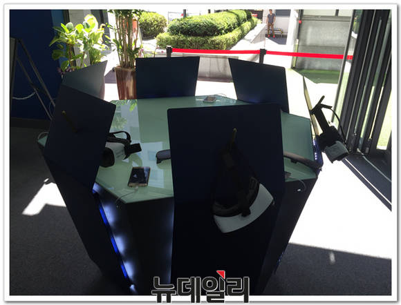 ▲ VR 플러스 쇼 룸에 있는 삼성 기어VR 체험존 ⓒ 뉴데일리 송승근 기자