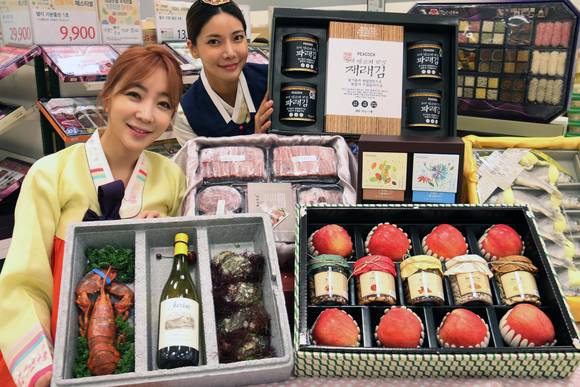 ▲ 29일 오전 서울 황학동 이마트 청계천점에서 모델들이 다양한 추석 선물세트를 선보이고 있다. ⓒ이마트