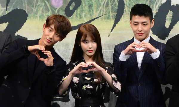 ▲ 지난 24일 오후 서울 강남구 논현동 임페리얼팰리스에서 열린 SBS 새 월화드라마 '달의 연인-보보경심 려'(연출 김규태) 제작발표회에서 이준기(왼쪽부터), 이지은, 강하늘이 포즈를 취하고 있다. ⓒ뉴시스 사진DB