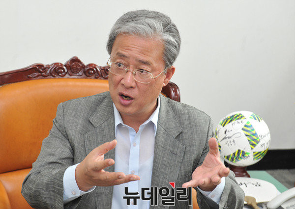 ▲ 국민의당 유성엽 의원이 30일 YTN라디오에 출연해 "호남인들 가슴 속에 문재인 전 대표는 이미 버리고 있지 않은가. 더불어민주당 이전에 문 전 대표는 아마 가슴 속에서 거의 지워버린 상태라고 본다"고 주장했다. ⓒ뉴데일리 이종현 기자