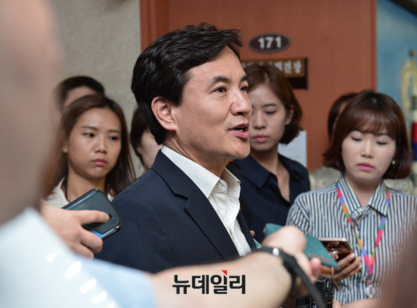 ▲ 새누리당 김진태 의원. 그는 두 차례에 걸쳐 대우조선해양과 조선일보 송희영 주필이 초호화 여행을 다녀왔다는 내용을 소개하면서 유착관계 의혹을 제기했다. ⓒ뉴데일리 정상윤 기자