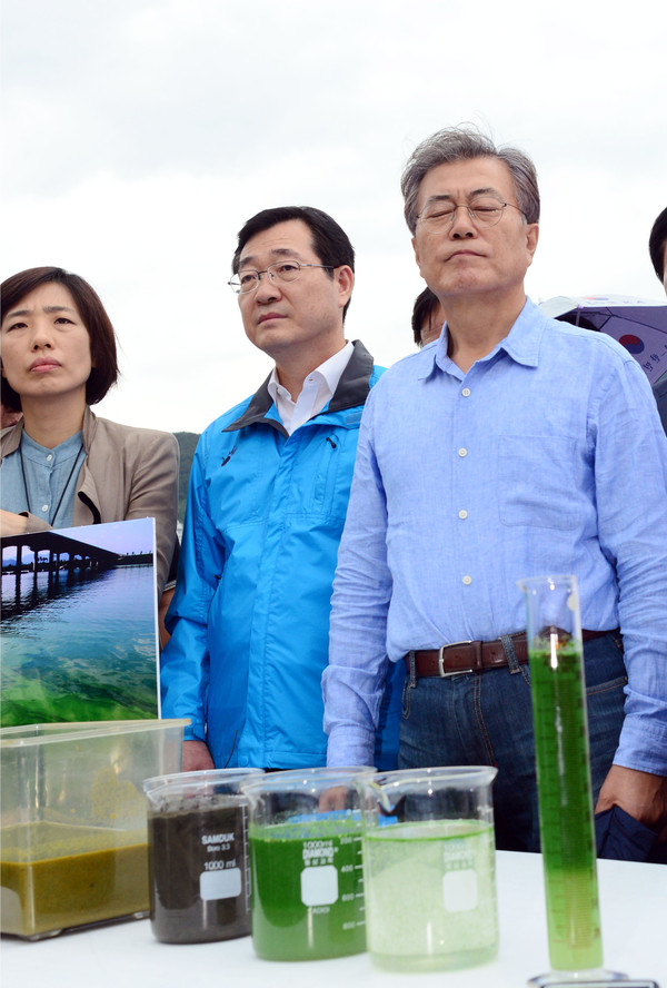 ▲ 더불어민주당 문재인 전 대표와 최인호 부산시당 위원장, 부산과 경남지역 국회의원 등이 30일 오후 부산 사하구 수자원공사에서 앞 낙동강 하구둣 인근에서 낙동강 녹조 오염실태에 대한 설명을 듣고 있다.ⓒ뉴시스