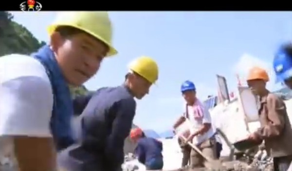 ▲ 노르웨이 선박 회사의 수주를 맡았던 폴란드의 한 조선소가 8월부터 북한 노동자를 고용하지 않기로 결정한 것으로 알려졌다. 사진은 북한 노동자들 모습.ⓒ北선전매체 중계영상 캡쳐