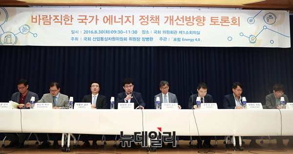 ▲ 왼쪽부터 유승훈 서울과학대학교 교수, 황인학 한국경제원 박사, 이종수 서울대학교 교수, 윤창현 서울시립대학교 교수, 조영탁 한밭대학교 교수, 문춘걸 한양대학교 교수, 장영진 산업통상자원부 국장, 석광훈 이화여자대학교 교수 ⓒ 뉴데일리 공준표