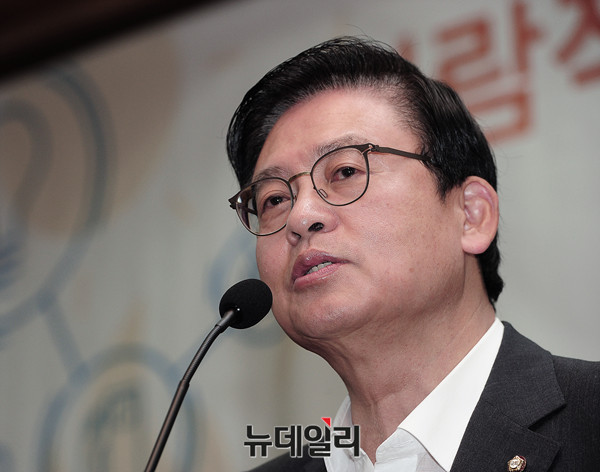 ▲ 축사하는 새누리당 정우택 의원 ⓒ 뉴데일리 공준표