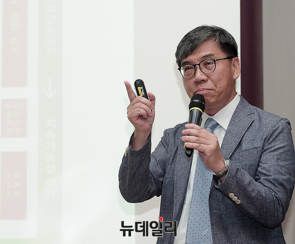▲ 발제하는 조영탁 한밭대학교 교수 ⓒ 뉴데일리 공준표