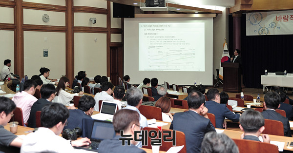 ▲ 발제하는 조영탁 한밭대학교 교수 ⓒ 뉴데일리 공준표