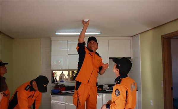 ▲ 일반 주택에 단독경보형감지기 설치하는 소방대원. ⓒ 국민안전처 제공