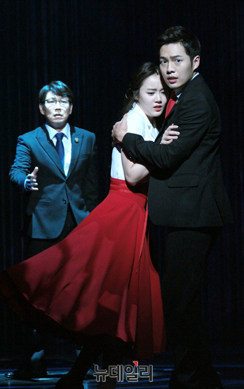 ▲ 연출가 장유영과 피경호인 '그녀'역을 맡은 배우 신고은 ⓒ 뉴데일리 공준표