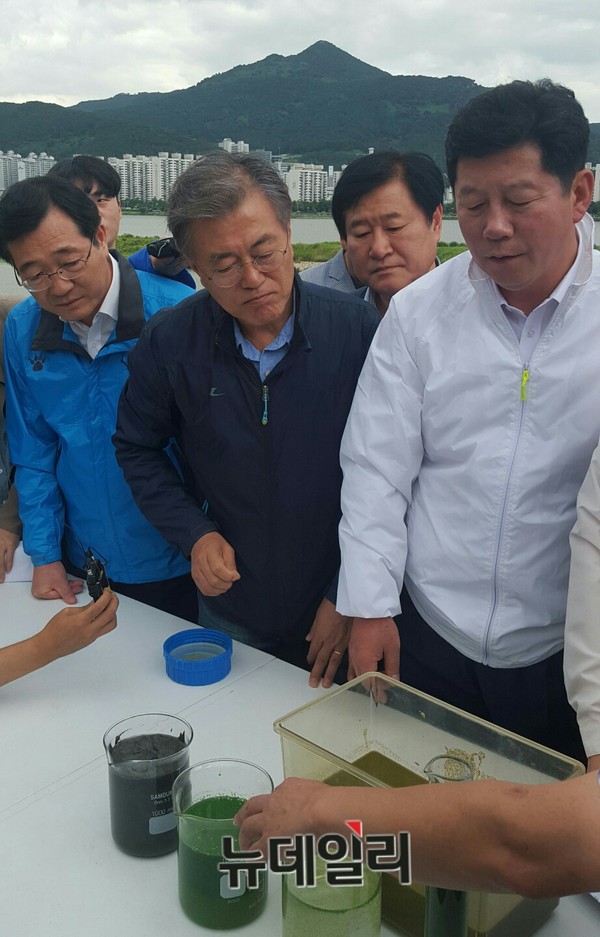 문재인 더민주당 전 대표가 30일 부산 낙동강 통합물관리센터를 찾아 녹조현상에 대한 관계자들의 설명을 듣고 있다. ⓒ뉴데일리