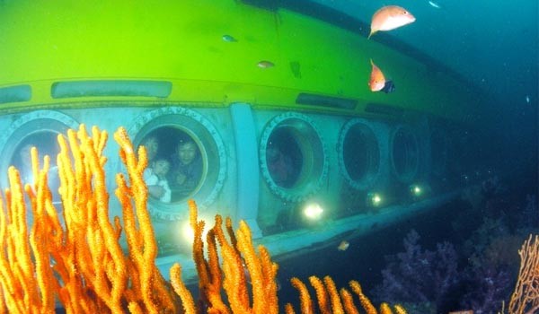 ▲ 제주에는 바다 밑을 구경할 수 있는 잠수함 유람선 업체가 몇 군데 있다. 지금까지는 별다른 사고가 난 적이 없다. 사진은 '마라도 잠수함'의 '보이저 1호' ⓒ제주 마라도잠수함 관광 홈페이지 캡쳐